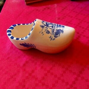 Vintage clog planter with windmill design